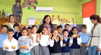 Akdeniz Belediyesi Okullarda Narenciye Dağıttı