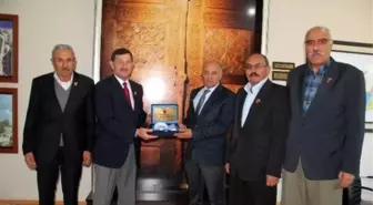 Gaziler Derneği'nden Başkan Çalışkan'a Plaket