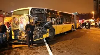 Zeytinburnu'nda Minibüsün Metrobüsle Çarpışması