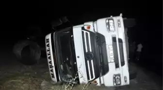 Elazığ'da Tır Şarampole Devrildi: 5 Yaralı