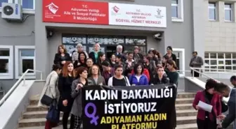 Kadınlar, Kadın Cinayetlerini Protesto Etti