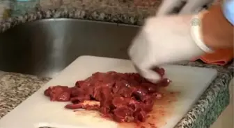 Adıyaman'da Öğrencilerini Eliyle Besliyor