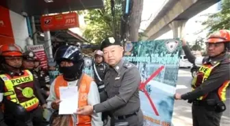 Tayland'da Kaldırımda Motorsiklet Kullanan Tutuklanabilecek