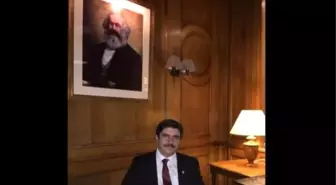 AKP'li Yasin Aktay Karl Marks'ın Fotoğrafıyla Poz Verdi