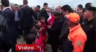 Davutoğlu Mülteci Kapında