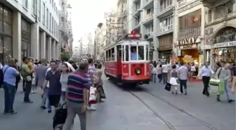 Tiyatrokare Sokağa Çıktı 'Zübüklük Nedir?' Sordu