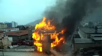 Tokat'ta Tarihi Ahşap Bina Yangında Kül Oldu