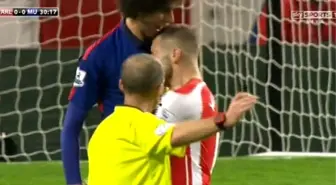 İngiltere'de Fellaini, Wilshere'i Kafasından Isırmaya Çalıştı