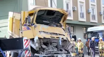 İzmir'de Kamyon Apartmana Girdi, Şoför Öldü