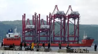 Çanakkale Boğazından Vinç Yüklü Gemi Geçti