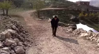 Yaşlı Çift, Eve Çevirdikleri Mağaraya Bir Ömür Sığdırdı