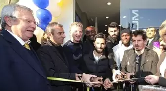 Fenerbahçe Başkanı Yıldırım ve Futbolcular, Fenerium Ortaköy Mağazası'nın Açılışına Katıldı