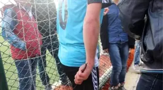 Kırmızı Kart Gören Futbolcu Bıçakla Sahaya Döndü