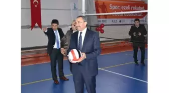 Başkan Erdem Spor Kompleksi Açılışında Voleybol Oynadı