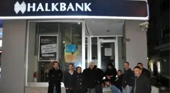 TOKİ'den Ev Alabilmek İçin Bir Gün Önceden Banka Önünde Beklemeye Başladılar