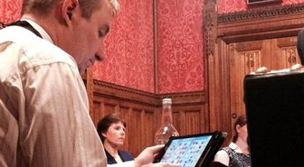 İngiltere Parlamentosu'nda Candy Crush Keyfi