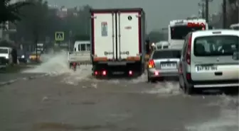 Antalya'da Şiddetli Yağış Yaşamı Felç Etti, Okullar Tatil