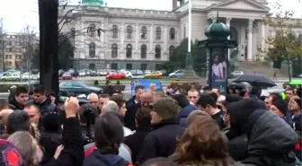 Sırp Radikaller'Den Diplomalı Protesto