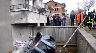 Evin Balkonuna Çarpıp Bahçeye Uçan Otomobilin Sürücüsü Öldü