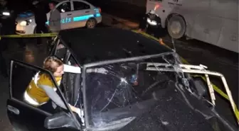 Kamyonetten Düşen Demir, Otomobilin Ön Camından Girdi: 1 Ölü, 3 Yaralı