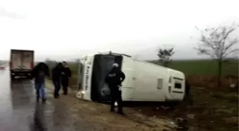 Isparta'da Yolcu Midibüsü Devrildi: 10 Yaralı
