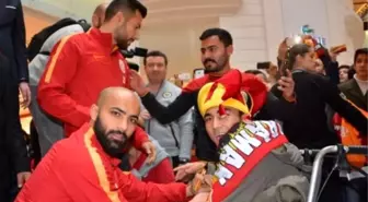 Galatasaraylı Futbolcular İmza Dağıttı