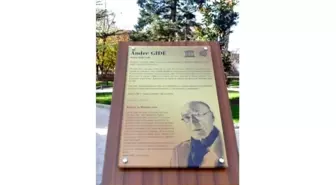 Nobel Ödüllü Düşünürün Yazısı Yeşil Camii Girişine Konuldu