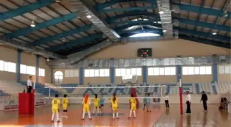 Korkuteli'nde Bayanlar Yıldız Voleybol Turnuvası Başladı