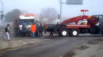 Afyonkarahisar'da Yolcu Otobüsüyle Kamyon Çarpıştı: 4 Yaralı