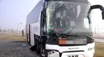 Sandıklı'da Otobüs ile Kamyon Çarpıştı: 3 Yaralı