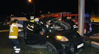 Reklam Panosuna Çarpan Araçta Bulunan Kişi Hayatını Kaybetti