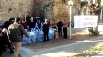 Kilise Önünde İncil Dağıtımına Polis Müdahale Etti