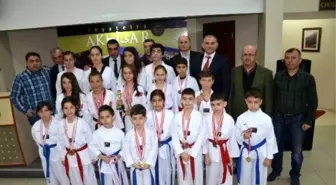 Akhisarlı Taekwondocular Elde Ettiği Başarıları Kutladı