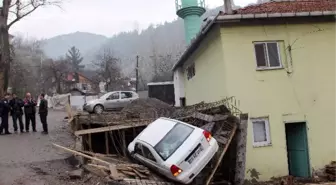 Geri Geri Kayan Otomobil Şadırvan İnşaatına Düştü