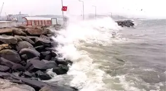 Bandırma'da Şiddetli Fırtına Etkili Oluyor