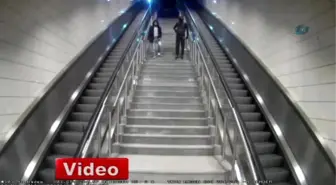 Metroya Dadanan 'Örümcek Adam' Kamerada
