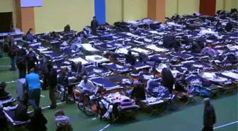 Sokakta Yaşayan Evsizler Spor Salonunda Misafir Ediliyor