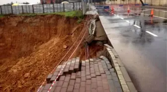 Yoğun Yağışta Kaldırım Çöktü