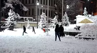 2014'ü Kartopu Oynayarak Uğurluyorlar