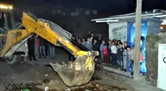 Cizre'de Göstericilerin Kazdığı Hendekleri Belediye Kapatıyor