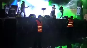 Yen Yıla Özlem Tekin Konseriyle Girdiler