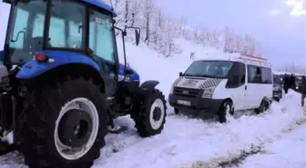 Kar Yolu Kapattı, 15 Yolcu 5 Saat Mahsur Kaldı