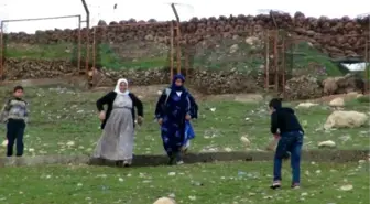 Cizreli Kadınlar Askere Taş Atan Çocukları Engelledi