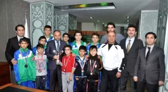Üzülmez, Şampiyon Güreşçileri Ödüllendirdi