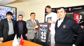 Davıd Jelınek Uşak Sportif'e İmzayı Attı