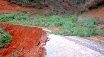 Heyelan Nedeniyle Yol Ulaşıma Kapandı