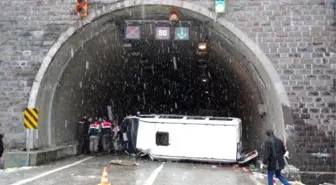 Karabük'te Öğrenci Servisi Tünel Girişine Çarptı: 1 Ölü, 19 Yaralı