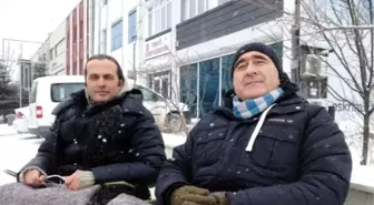 Türkiye Eskrim Federasyonu Önüne Gelen Sporcu Babaları, Yağan Kar Altında Oturma Eylemi...