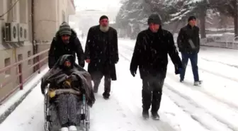 Tekerlekli Sandalye ile Diyalize Böyle Götürüldü