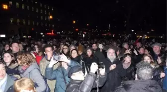 Fransa'da Binlerce Kişi 'Charlie Hebdo' Saldırısını Protesto Etti